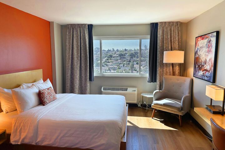 Room 32 of 168
