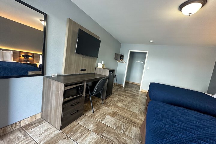 Room 6 of 12