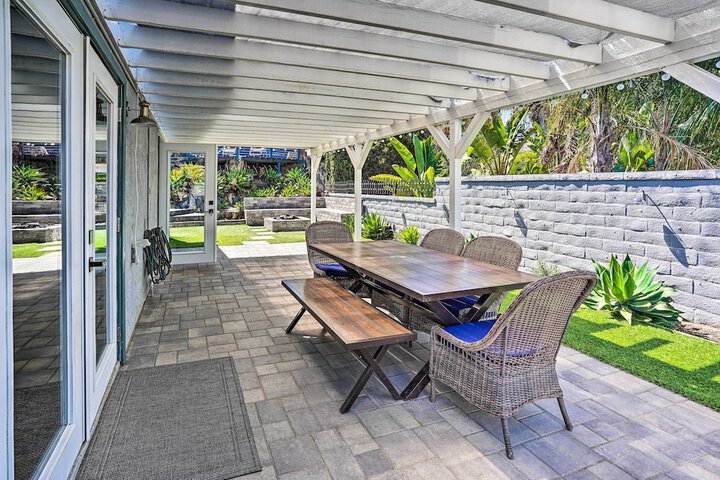 Sunny Orange County Abode w / Fire Pit & Backyard!