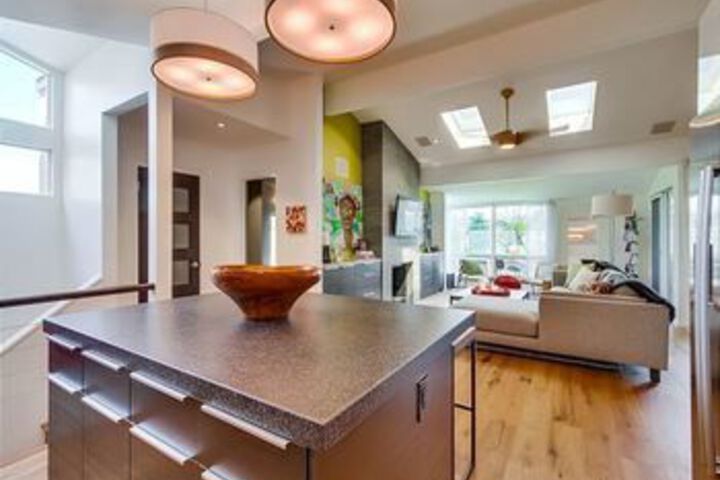 Newly remodeled Beach 2 Br condo by RedAwning