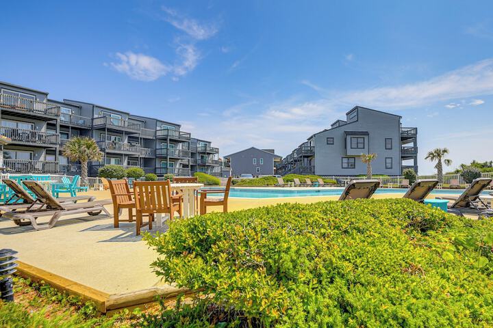 N Topsail Beach Oceanfront Condo w / Pool!