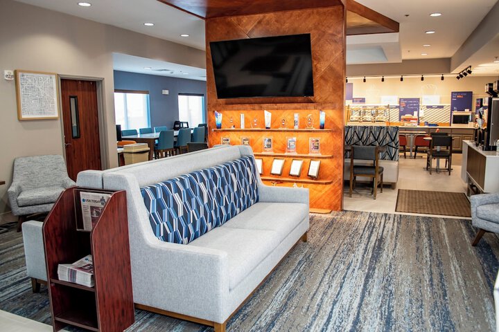Holiday Inn Express and Suites Mason City by IHG