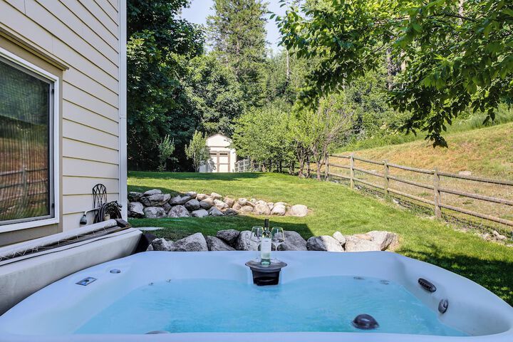 Rathdrum Home w / Hot Tub: Steps to Beach Access!