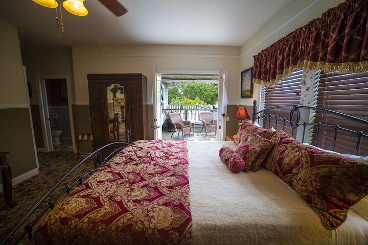 Room 25 of 132