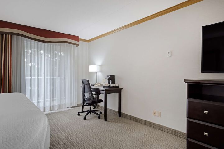 Room 27 of 71