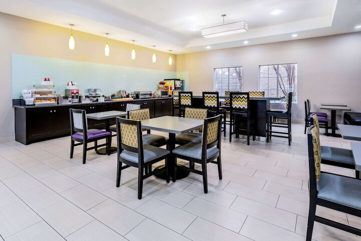 La Quinta Inn & Suites by Wyndham DFW Airport West - Bedford