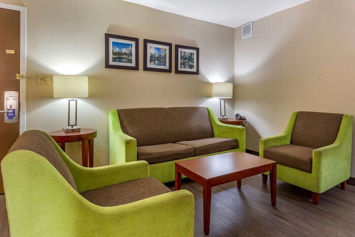 Room 6 of 28