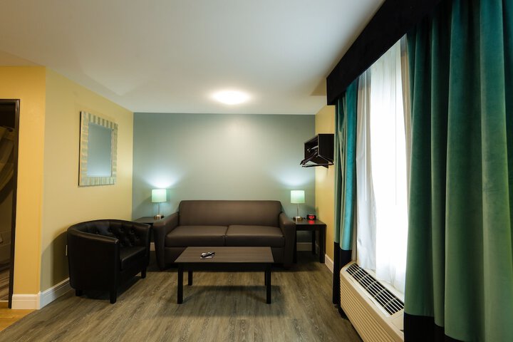 Room 32 of 60