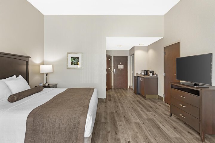 Best Western Plus Chain of Lakes Inn & Suites