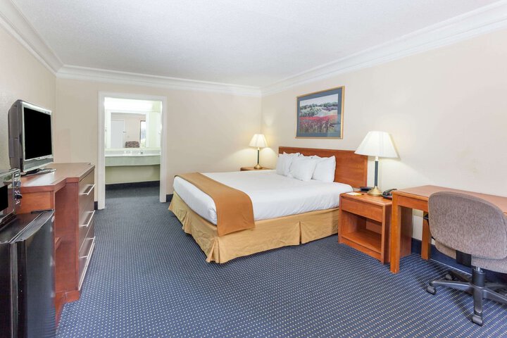 Room 7 of 9