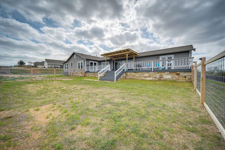 Pet-friendly Texas Retreat w / Deck & Gas Grill!