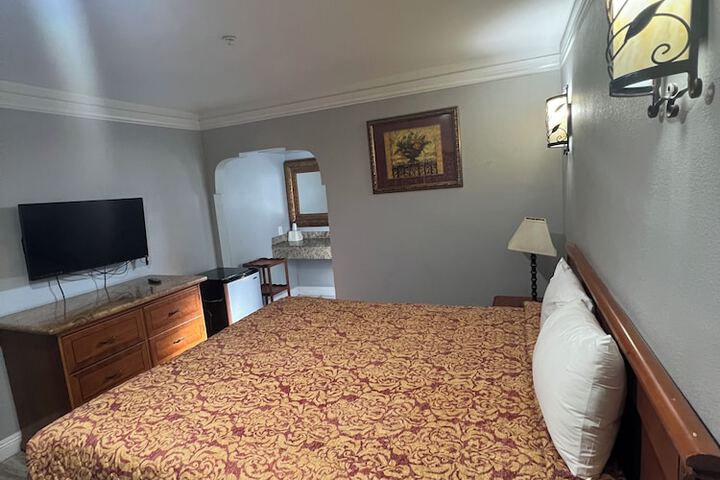 Room 10 of 14