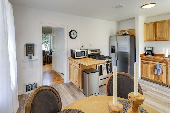 Charming Hamilton Hideaway: Half-mi to Main St!