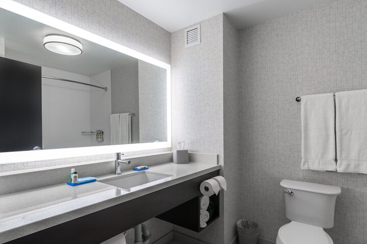 Holiday Inn Express & Suites Brandon by IHG