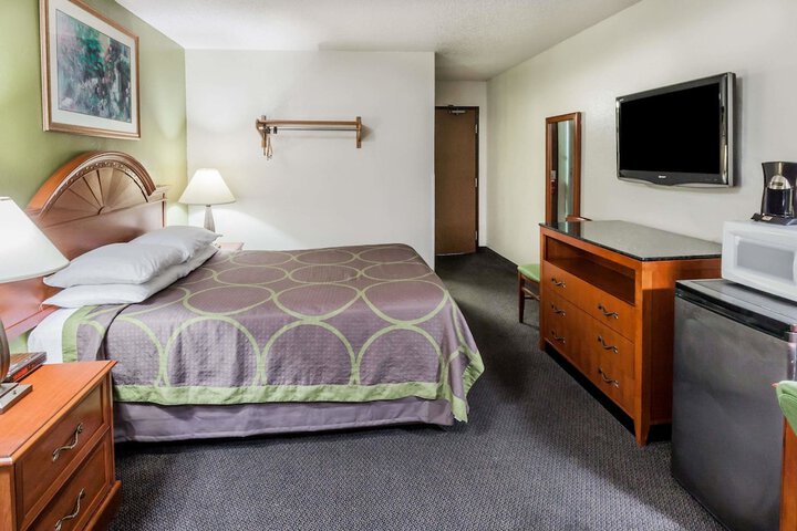 Room 9 of 36