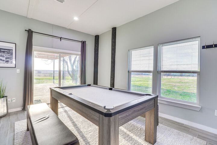Modern Farmhouse in Del Valle: Rural Setting!