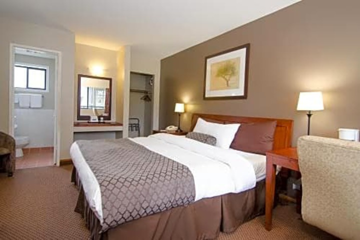 Travelodge by Wyndham Vancouver Lions Gate