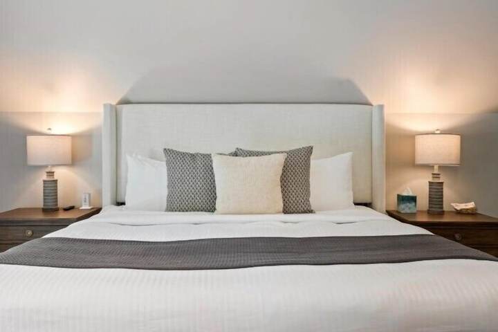 The Aurora Inn & Cottages