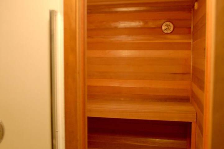 84SW - Sauna - Soaker Tub - Fireplace - Sleeps 6