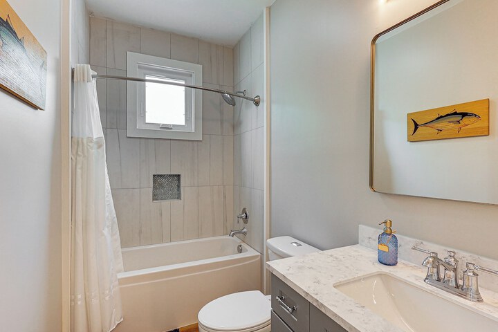 Rock Hall Retreat w / Balcony Near Park & Marina!