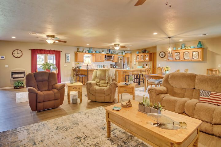 Cozy Lake Eufaula Hideaway w / Fire Pit & Hot Tub!