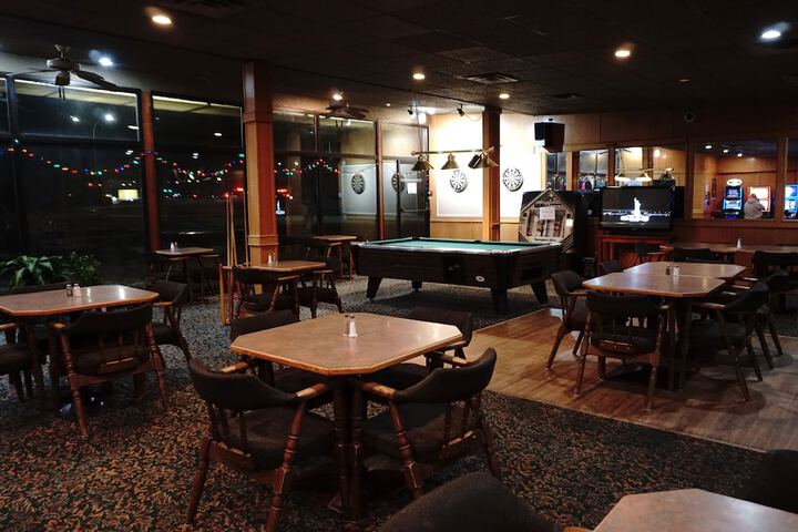 Lounge 50 of 54