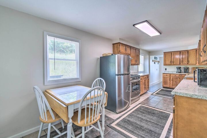 Watkins Glen Lakeview Cottage w / Waterfall!