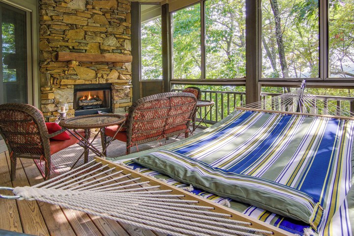 Mtn-view Condo w / Screened Porch in Burnsville!