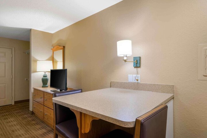 Room 16 of 32
