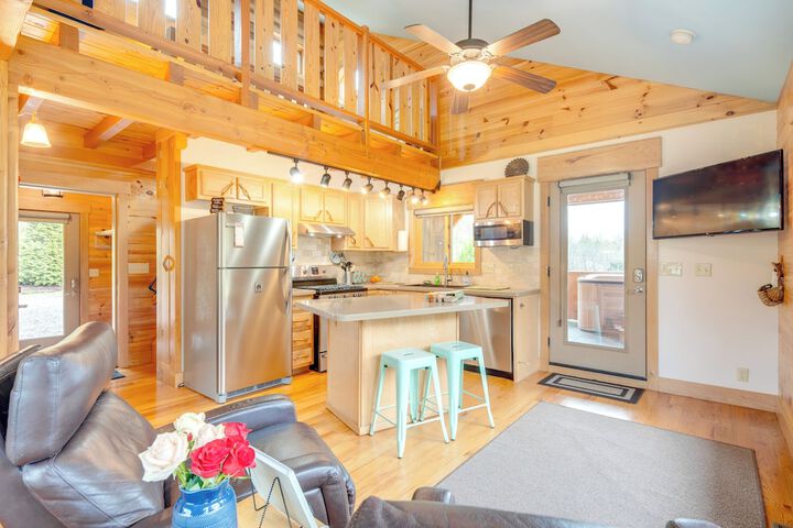 Sawyers Cabin w / Hot Tub in Blue Ridge Mtns!