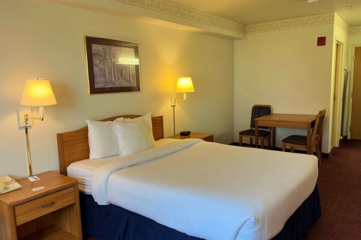 Peppermill Empress Inn