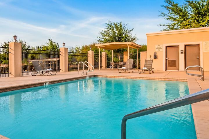 Best Western Plus Kenedy Inn