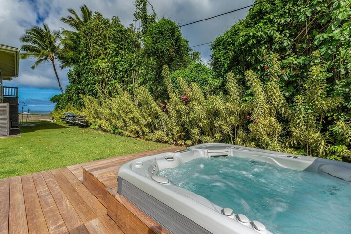Hanalei Beachfront 3 Bedroom Home by RedAwning