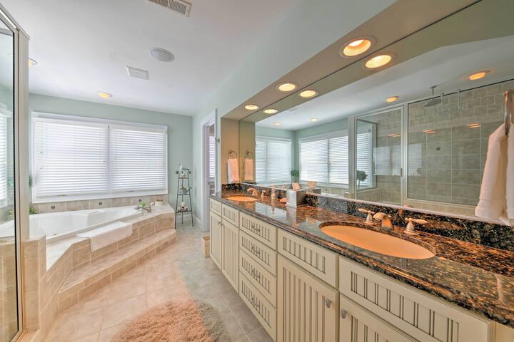 Manteo Waterfront Resort Home w / 30-ft Dock!