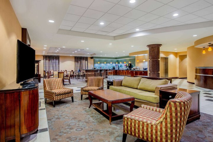 La Quinta Inn & Suites by Wyndham Bel Air / I-95 Exit 77A
