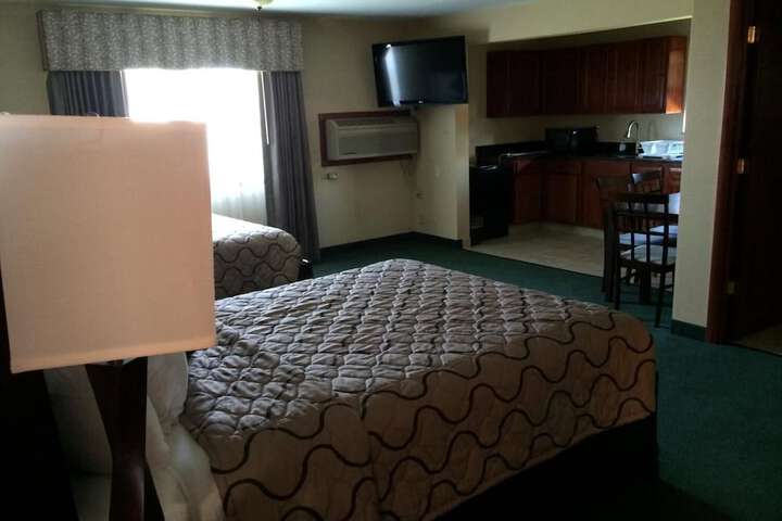 Pacer Inn & Suites Delaware