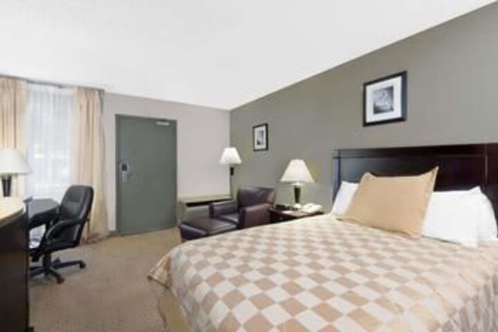 Super 8 by Wyndham Brook Park / Cleveland
