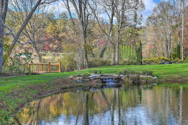 Fletcher Cabin: Wraparound Deck & Pond Access