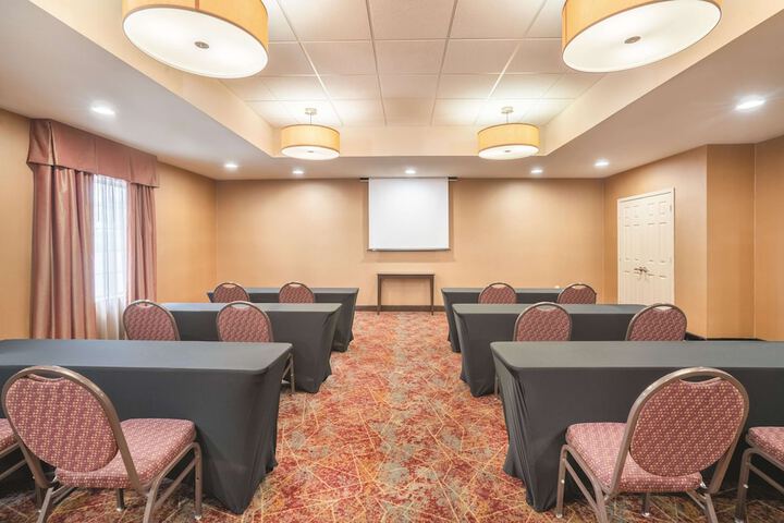La Quinta Inn & Suites by Wyndham Smyrna TN - Nashville