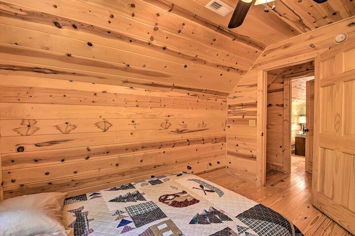 Secluded Cabin w / Deck 13 Miles to Downtown Murphy
