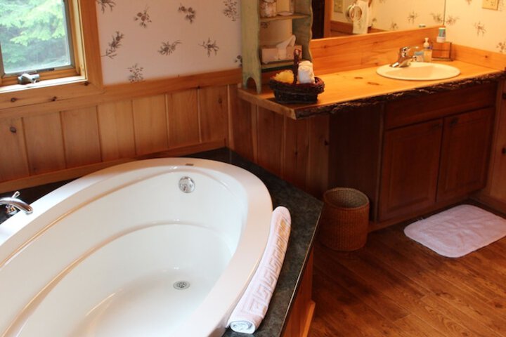 Kiwassa Lake Bed & Breakfast