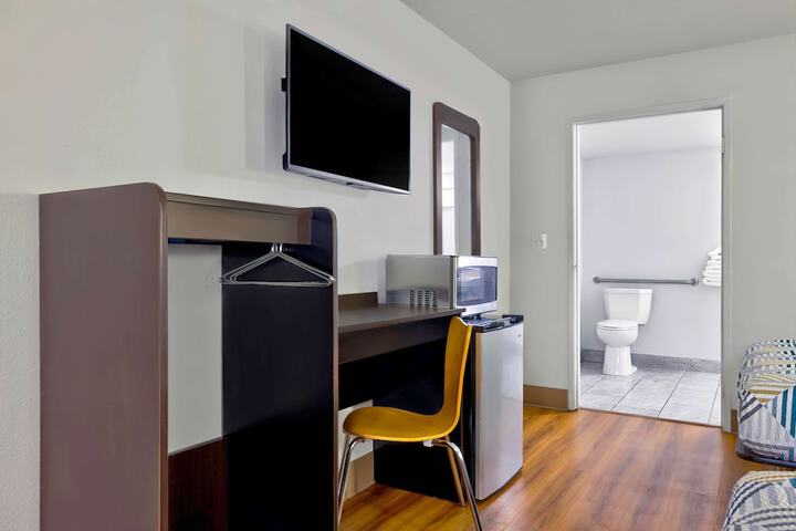 Room 10 of 29