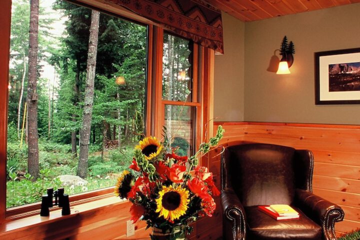 Upscale Fryeburg Cabin: Hot Tub + Billiards Table!