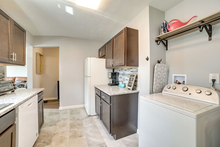 Deck & Patio: Inviting Abode in Natrona Heights!