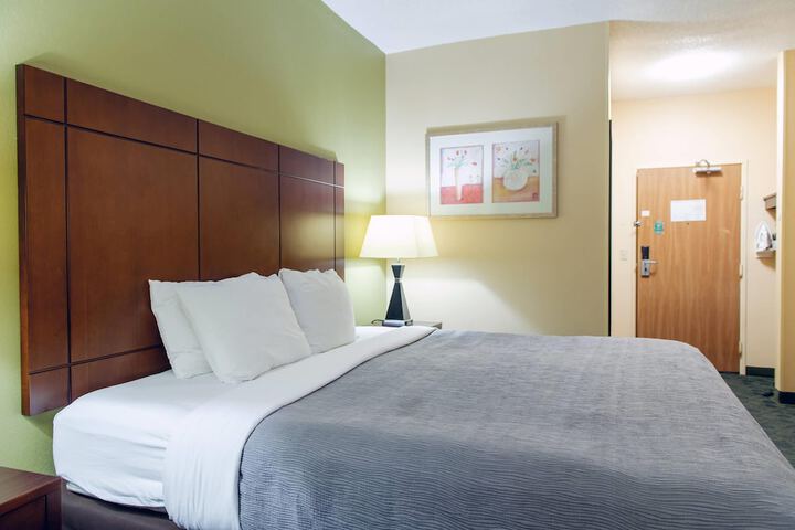 Quality Inn & Suites Bloomington I-55 and I-74