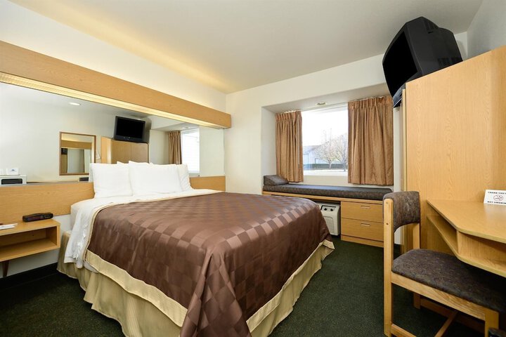 Room 6 of 16