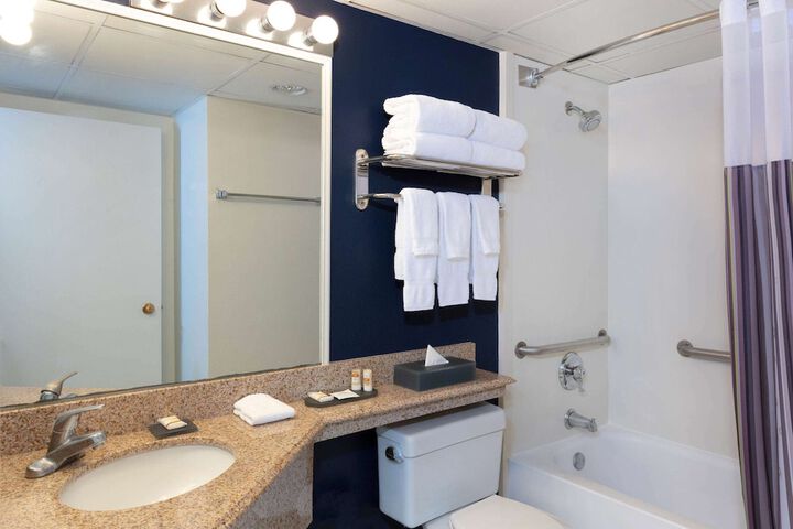 La Quinta Inn & Suites by Wyndham Secaucus Meadowlands