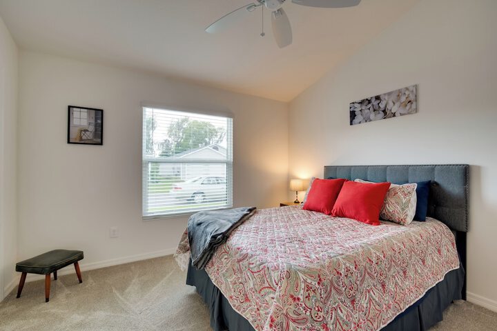 Sun-soaked Retreat in The Villages w / Grill!