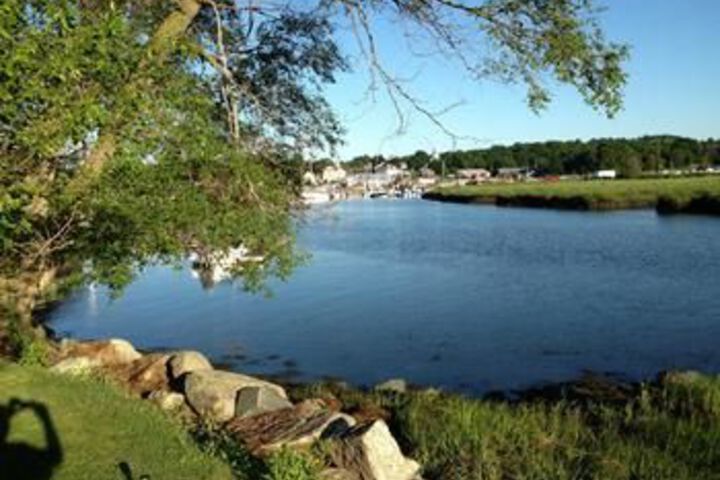 Sheas Riverside Inn & Motel