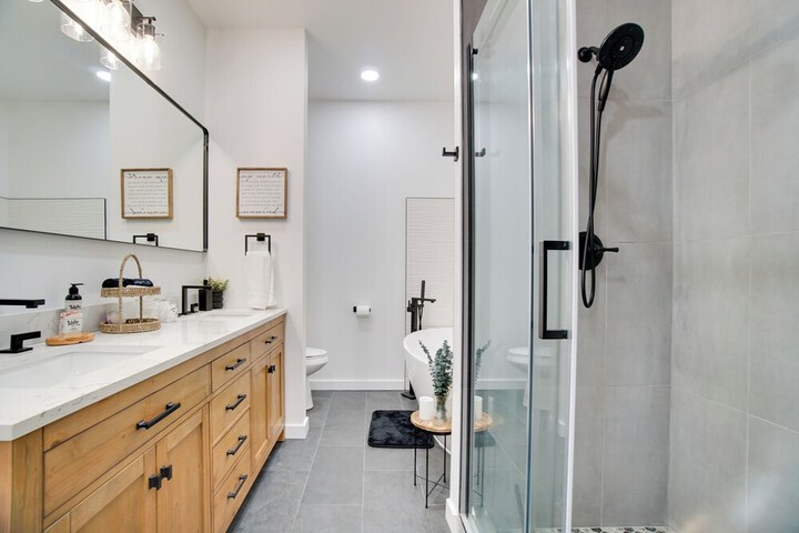 Modern Donnelly Cabin w / Private Hot Tub